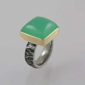 18K Gold and Stainless Steel Chrysoprase Ring image 2