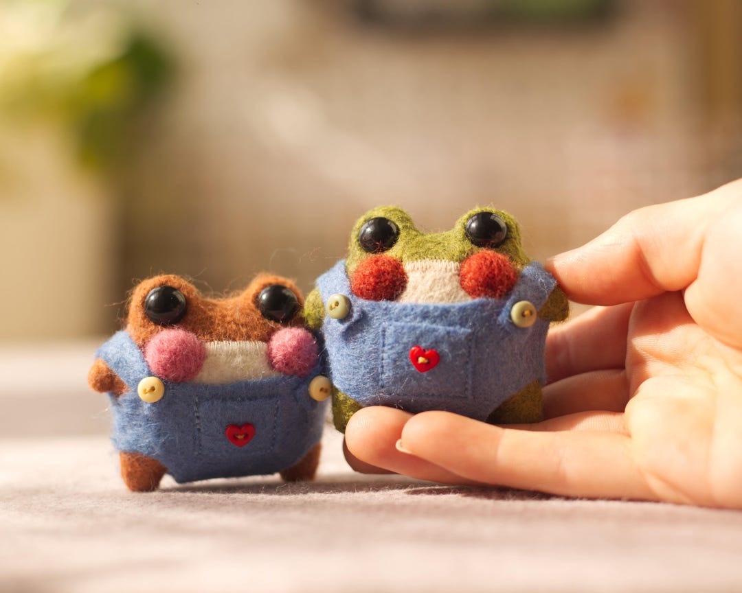 Frog and Toad in Overalls Pocket Pet Plush - Etsy Dominican Republic