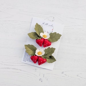 Strawberry pigtail Clips, Felt Strawberry hair pin, Fruit Hair Accessory, Strawberry barrette, Summer Hair Clip, Toddler hair piece