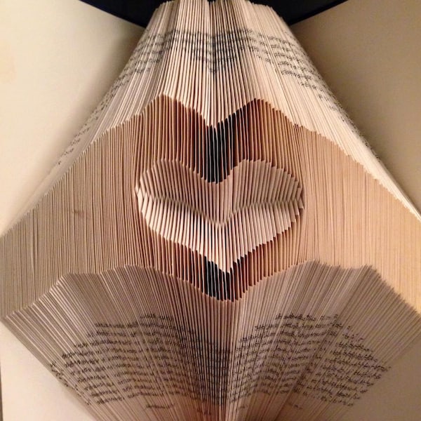 Book folding pattern for Heart in hands ~ I give you my heart ~ valentine +FREE TUTORIAL