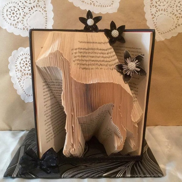 Book folding pattern for a "Greyhound" +Free tutorial