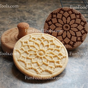 Peut inclure: Trois emportes-pièces à biscuits en bois avec des motifs complexes. Les emportes-pièces sont ronds et présentent un motif en relief. Les motifs sont un motif géométrique, un motif floral et un motif de flocon de neige. Les emportes-pièces sont en bois et ont une finition naturelle.