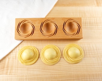 Wreath Ravioli and Fresh Pasta Board Rav-007