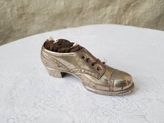 Pincushion Metal Shoe with Pins, Antique Silver Men's Oxford Shoe Pin Cushion Collectible, Vintage Sewing, Boudoir Vanity Decor