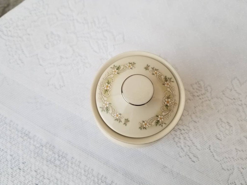 Cream Colored Lotus Pattern Made in Japan Flowers Lidded Sugar Holder Crest Wood Ivory China Sugar Bowl with Lid Floral Porcelain