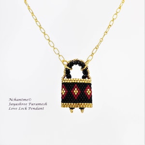 Op de afbeelding: Een gouden ketting met een zwarte en rode kralen hanger in de vorm van een hangslot. De hanger heeft een gouden rand en drie gouden kralen aan de onderkant. De tekst "Nchantme® Jayashree Paramesh Love Lock Pendant" is zichtbaar onder de hanger.