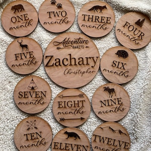 Thème de la forêt, Gravure au laser, Plaques en bois d'étape importante du mois, Accessoires d'hôpital pour nouveau-nés, Cartes d'étape importante, Faire-part de bébé, Accessoire photo