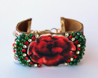 Red Rose Manschette Armband | Botanischer Schmuck, Armband mit roten und grünen Blumen, ethnischer Folkloreschmuck, Perlenarmband mit