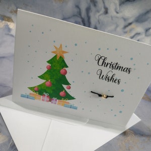 Weihnachtskarte mit Tannenbaum. Grußkarte mit Wunscharmband, Frohe Weihnachten, Frohe Weihnachten