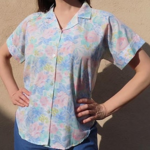 1980s Floral Blouse Pastel Pink Blue Yellow Loop Collar Short Cuffed Sleeve Top Boxy Fit Shirt size Medium / Large - 43&quot; chest / 26&quot; length
