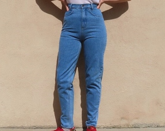 1990s Tapered Jeans Light Blue Wash High Waisted Slim Fit Tall Cotton Vintage Mom Denim size 27" waist / 40" hip / 13" rise / 32.5" inseam