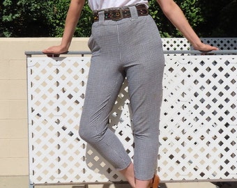 Capris a quadri bianchi e neri anni '80, pantaloni corti a vita alta con balze e vita a sacchetto, taglia Small/M - vita 32" / fianchi 39" / altezza 14"