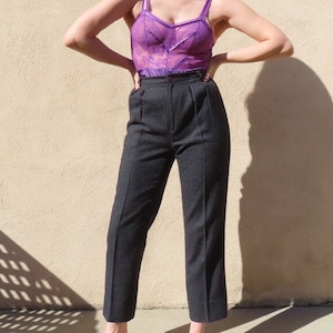 1980s Pinstripe Pants Gray White Striped High Waisted Pleated Trousers size Medium / Large - 30.5&quot; waist / 44&quot; hip / 12.5&quot; rise / 28&quot; inseam