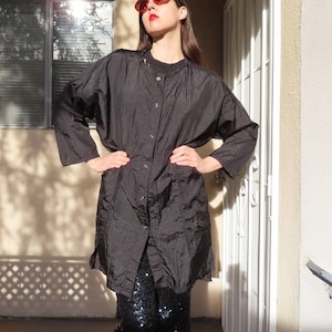1980s Nylon Jacke Schwarz Snap Vorderseite Oberschenkel Länge Boxy Oversized Fit Leichter Goth Mantel Unisex Größe Medium / Large / XL / XXL - 50&quot; Brustumfang