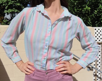 Blusa pastel listrada com gola franzida, verde menta, rosa, lavanda, camisa com botões, blusa listrada, tamanho médio/grande - 112 cm de tórax/63 cm de comprimento