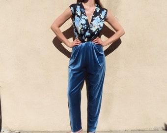 1980er Jahre Overall Schwarz Floral Top Blaue Samt Hose Ärmellos V-Neck Größe S / M - 39 &quot;Brust / 72&quot; Taille / 100cm Hüfte 31&quot; Schrittlänge