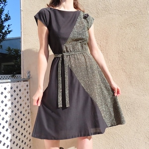 1980s Gold Dress Sparkly Metallic Black Geometric Design Knee Length size Medium - 40&quot; chest / 24-34&quot; elastic waist / 47&quot; hip / 42&quot; length