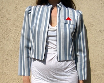Liquidation des années 1980 veste rayée bleu blanc manches bouffantes épaule forte col haut ouvert sans fermeture Blazer rayé taille moyenne - 40" buste