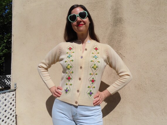 HS6560 Simple Floral Embroidery Cardigan