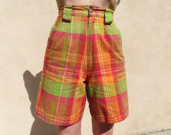 1980-talsrutiga shorts orange röda gröna långa muddar hög midja storlek XS Extra liten / Small - 66 cm midja / 102 cm höft / 33 cm höjd / 21 cm innerbenslängd