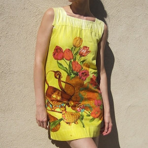 UITVERKOOP Jaren 60 bloemenjurk stilleven nieuwigheid print bloemenmand geel shift Hawaiian mod vogel Tankmaat Small / Medium - buste 35&quot;