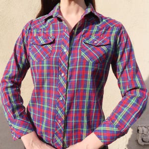 Chemise à carreaux des années 1970, bouton pression perlé rouge violet, col vert, poche à rabat, manches longues, chemisier à poignets hauts, taille moyenne 41&quot; poitrine / 25&quot; longueur