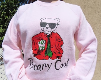 Moletom Bear anos 80, estilo yuppie descolado, com óculos de sol e gravata, em fleece rosa, tamanho G (43" de largura no peito e 26,5" de comprimento).