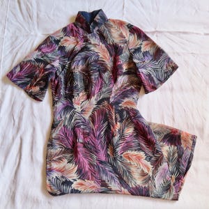 1960s Feather Cheongsam Lightweight Mandarin Novelty Print Qipao Chinese Dress sz XS / Small - 35&quot; chest / 27&quot; waist / 37&quot; hip / 43&quot; length