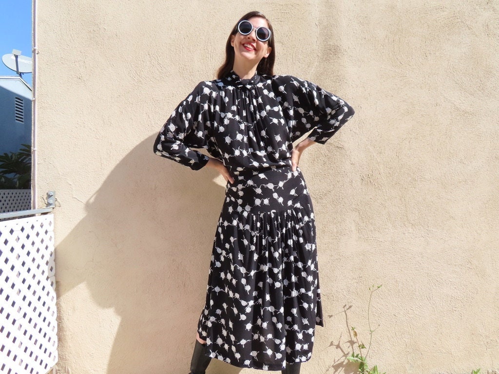 1980er Dolman Ärmel Kleid Schwarz Weiß Abstrakt Kreis Druck Hoher Kragen Midi Länge Rock Glam Größe Medium - offene Büste / 30 "Taille