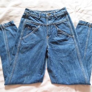 1990s Blue Jeans High Waisted Tapered Leg Liz Claiborne LizWear Yoked Cotton Denim size 26&quot; waist / 37&quot; hip / 11.25&quot; rise / 30&quot; inseam