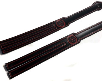 BDSM Triskelion Tawse - Punziertes & bemaltes Leder - Schottische Disziplin