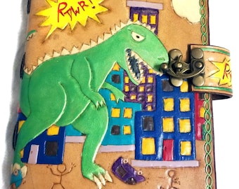 Lederbuch mit Dino Monster Attacke auf Metro City, punziert, mit 48 eingenähten Seiten