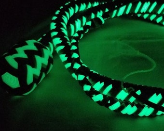 Harlekin Tri-Color Schlangenpeitsche, 16 Zopf, Glow in the Dark Muster, Nylon, 14 Farboptionen - Wählen Sie 2, BB Core, Vegan Option