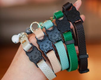 Collar de cuero para gato con cierre de seguridad y placa de identificación estampada a mano opcional.