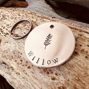 Placa de identificación para mascotas estampada a mano: Identificación personalizada para perros y gatos en latón, cobre o aluminio.