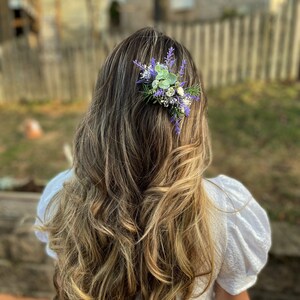 Peigne à fleurs printanier - pince à cheveux imitation lavande - peigne floral de mariée - peigne à fleurs fait main - séance photo peigne à fleurs