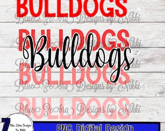 Op de afbeelding: Digitaal ontwerp met het woord "Bulldogs" in een gelaagde, gestapelde opmaak. De bovenste laag is rood, de middelste laag is in zwarte cursieve schrijfwijze en de onderste laag is roze. De tekst "PNG Digital Design" staat onderaan de afbeelding.