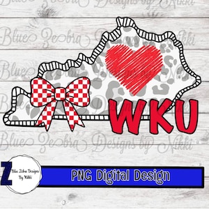 Może przedstawiać: Projekt cyfrowy przedstawiający kontur stanu Kentucky z czerwonym sercem i szachownicową kokardą. Litery "WKU" są czerwone. Projekt zawiera tekst "PNG Digital Design" w niebieskim banerze.