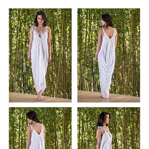 Puede incluir: Un vestido maxi blanco con un ajuste holgado y recogido y tirantes finos. El vestido se muestra en una modelo en cuatro poses diferentes sobre un fondo de bamb&uacute;.