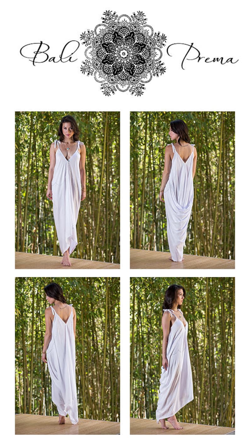 Puede incluir: Un vestido maxi blanco con un ajuste holgado y recogido y tirantes finos. El vestido se muestra en una modelo en cuatro poses diferentes sobre un fondo de bamb&uacute;.