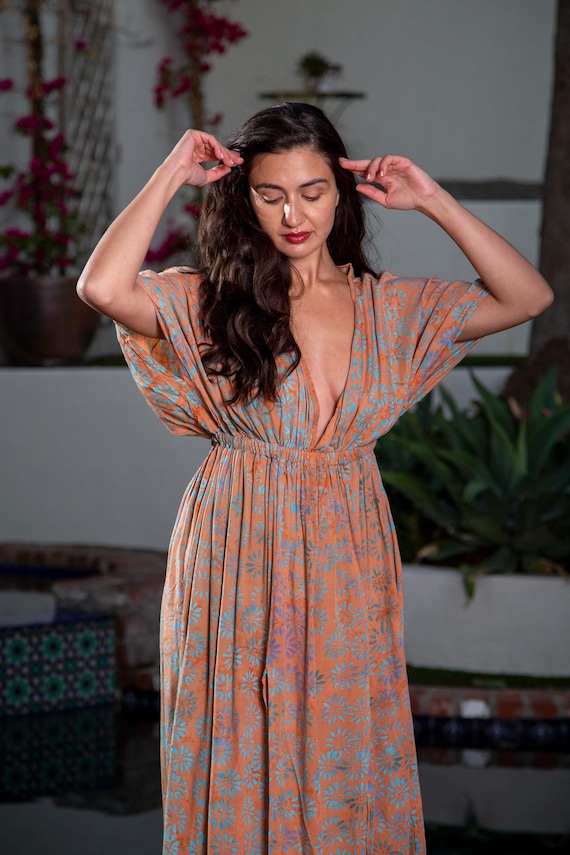 Tenue Robe Longue Style Kimono TFNC Robe Longue Effet Satiné Avec