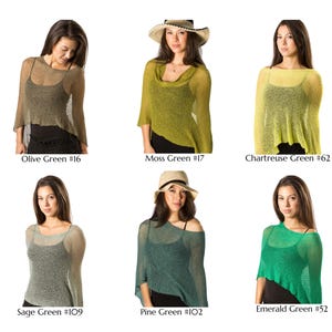 Pu&ograve; includere: Una collezione di sei poncho in maglia leggera e semi-trasparente in varie tonalit&agrave; di verde, tra cui verde oliva #16, verde muschio #17, verde chartreuse #62, verde salvia #109, verde pino #102 e verde smeraldo #52, sopra top neri.