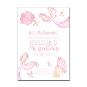 Può includere: Illustrazione di una coda di sirena rosa e arancione con conchiglie e stelle. Let's Shellabrate! Unisciti a noi per una festa di sirene magica per il 7° compleanno di Goldie. Sabato 28 agosto alle 15:00. 123 Miller Residence. RSVP a Dana 123-456-7800. Porta il costume da bagno!