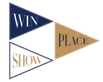 以下が含まれることがあります： 白文字で「WIN」、「PLACE」、「SHOW」と書かれた3つのペナント旗。旗は青、金、白。旗の下に「Paperie Off Park」の文字がある。