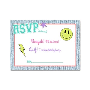 Puede incluir: Una tarjeta RSVP de mezclilla azul con un borde rosa y turquesa. La tarjeta tiene una estrella, una cara sonriente y un rayo. El texto en la tarjeta dice "RSVP (círculo uno) ¡Booyah! ¡Estaré ahí! ¡Como si! Estoy totalmente ocupado. xo, "