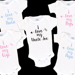Puede incluir: Cinco bodies blancos para beb&eacute; con texto de diferentes colores. El texto en los bodies dice "Te quiero Nana", "Te quiero Gigi", "Te quiero T&iacute;o Joe", "Te quiero Papa", y "Te quiero Papa".