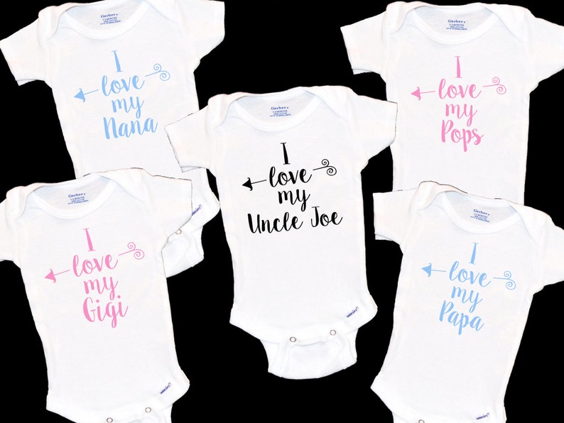 Puede incluir: Cinco bodies blancos para beb&eacute; con texto de diferentes colores. El texto en los bodies dice "Te quiero Nana", "Te quiero Gigi", "Te quiero T&iacute;o Joe", "Te quiero Papa", y "Te quiero Papa".