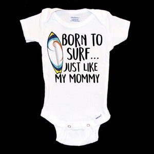 Nacido para surfear. Como mi mami. Body para bebé. Body para bebé. Futuro surfista. Nueva mamá. Tabla de surf. Amor por el surf. Nueva mamá. Padre. Regalo para baby shower.