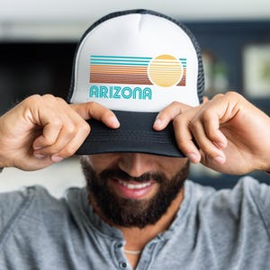 Arizona Modern Hat. Retro Baseball Cap. Modern Sun Stripes Hats. Travel Vacation. Vintage Trucker Hat Fashion. Modern Apparel Gift. bild 3