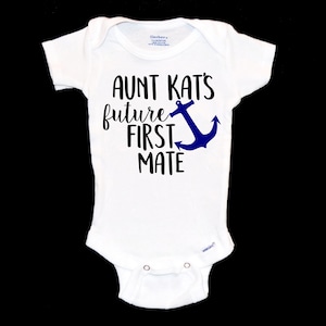 El futuro primer oficial de la tía Onesie®. PERSONALIZADO A mi tía le encanta navegar. Amante de la navegación. Bote. Velero. Anclas lejos. Capitan del barco. Tema náutico.